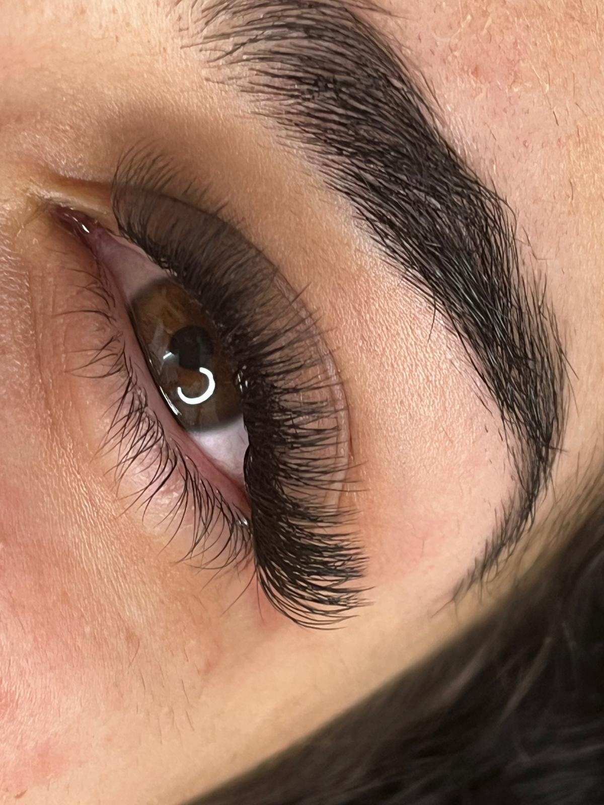 Extensiones de pestanas Valencia - mirada intensa y duradera Harmony Esthetics