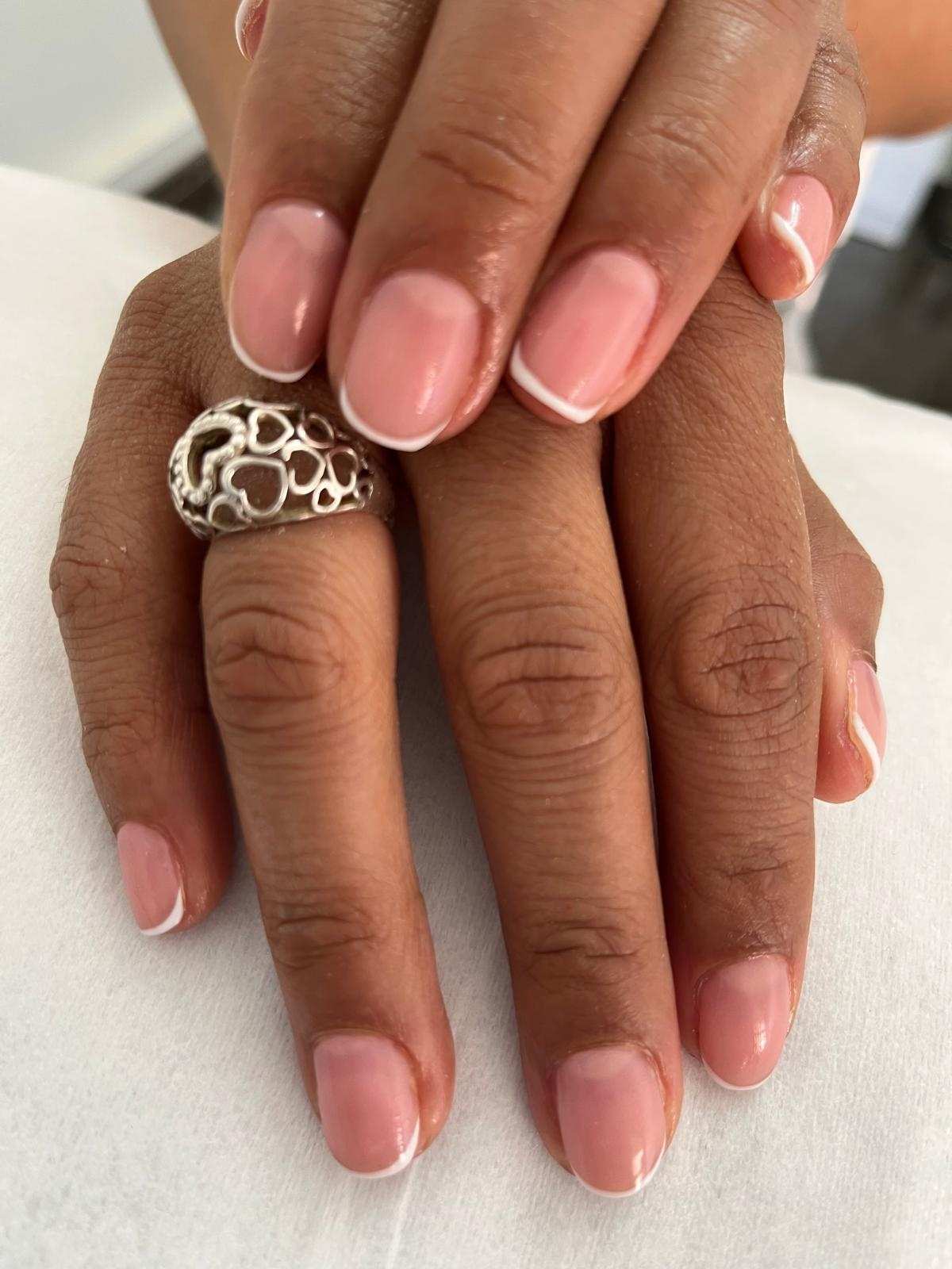 Manicura con esmalte Valencia - colores y acabado natural Harmony Esthetics La Zaidia