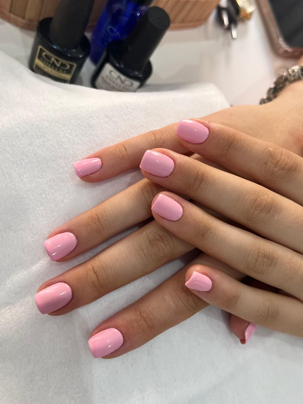 Uñas gelificadas con diseño minimalista